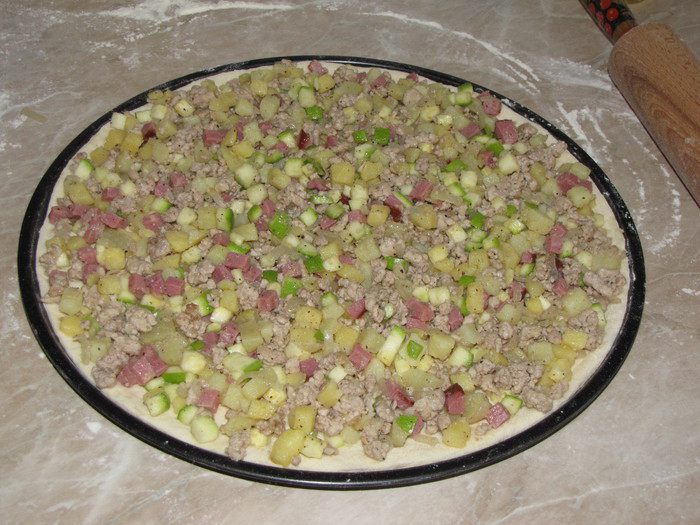Открытый пирог с мясом, картофелем и цукини
