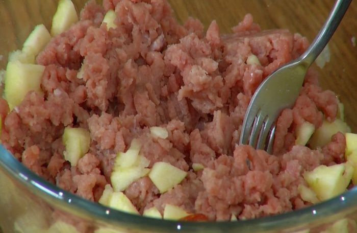 Яблоки, фаршированные телятиной