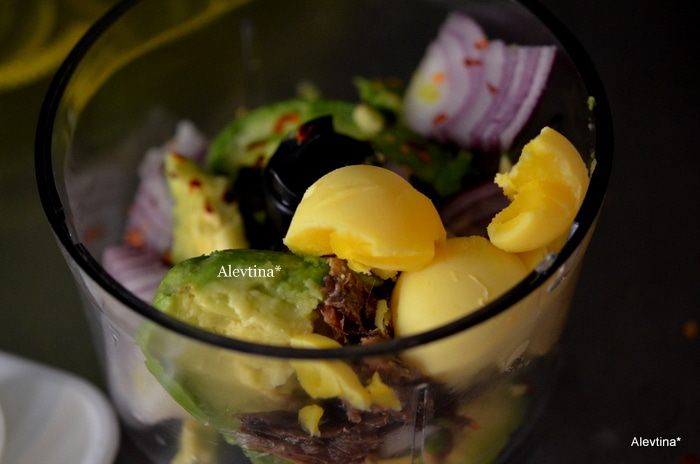 Авокадо с анчоусами и яйцом