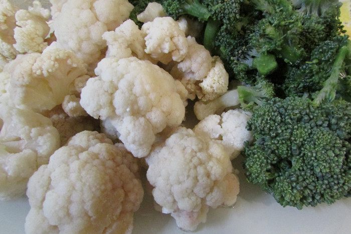 Запеканка из картофеля и цветной капусты с прованскими травами и кунжутом