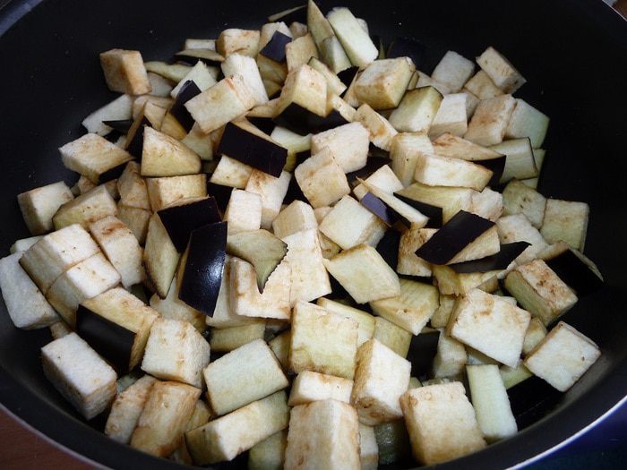 Куриные сердечки с баклажанами и сыром