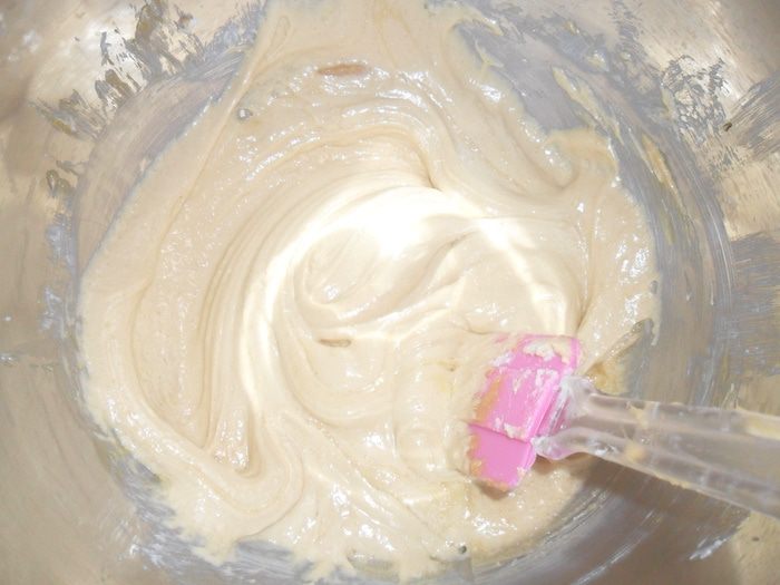 Пирог с изюмом и арахисом