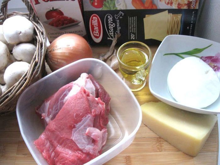 Лазанья с рагу болоньезе (ragù alla bolognese), грибами и моцареллой
