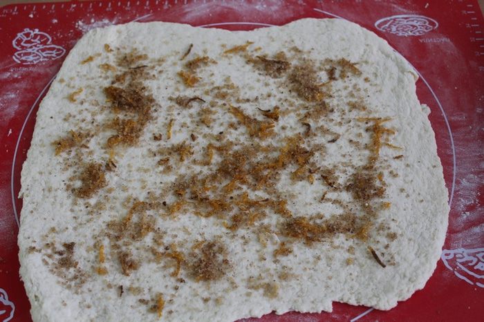 Пирог со сливой и спиральками с корицей