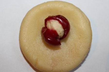 Нежное песочное пирожное с вишней и фундуком 