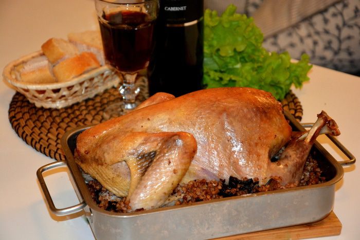 Цесарка, фаршированная гречкой с грибами и черносливом