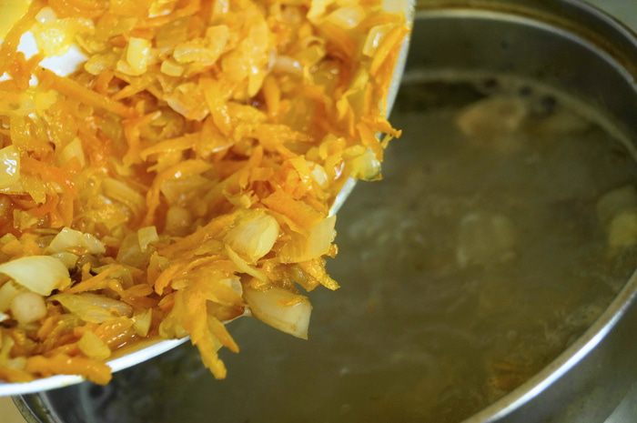 Суп с рисом и чесночными гренками