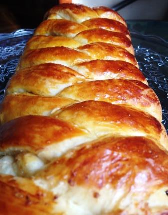Коса с целой плиткой шоколада, халвой и бананом