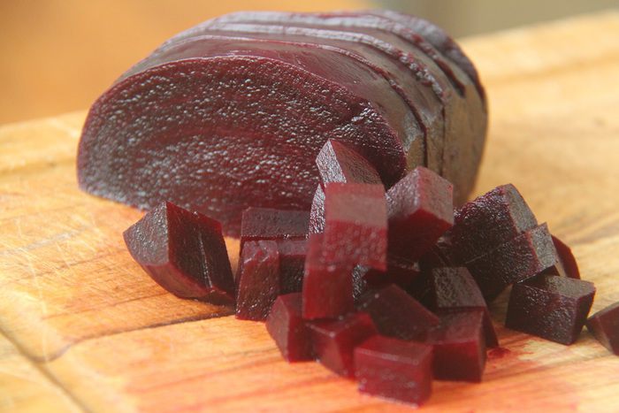 Салат из клубники и свеклы