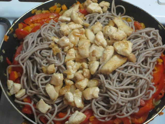 Соба с курицей и овощами