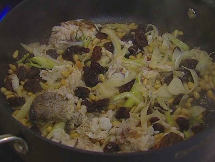 Спагетти с рыбой, изюмом и кедровыми орешками