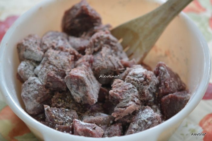 Говядина, тушенная с розмарином и чесноком