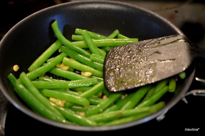 Зеленая фасоль с кедровыми орешками