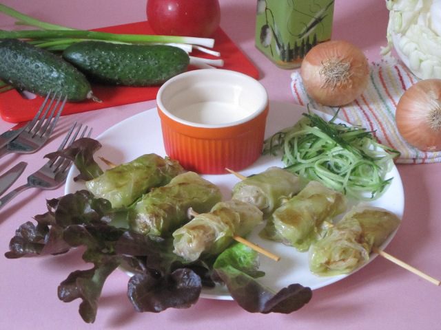 Мини-голубцы на шпажках