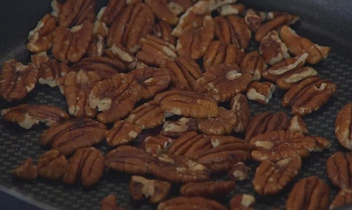 Кофейный десерт со взбитыми сливками и орехами пекан 