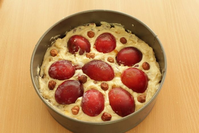 Сливовый пирог с орехами и шоколадом