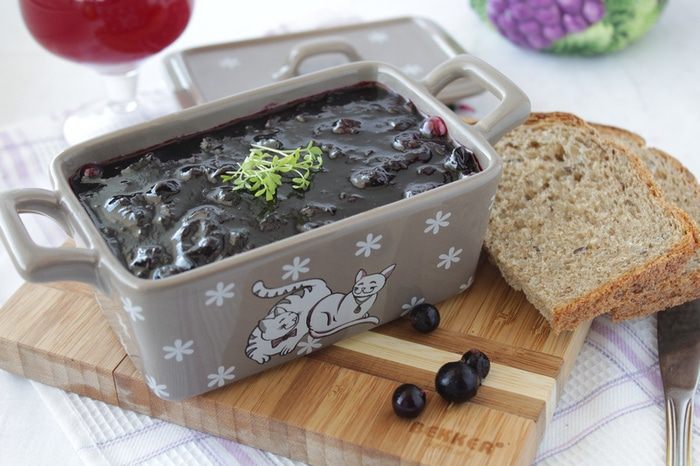 Пате из куриной печени с черной смородиной