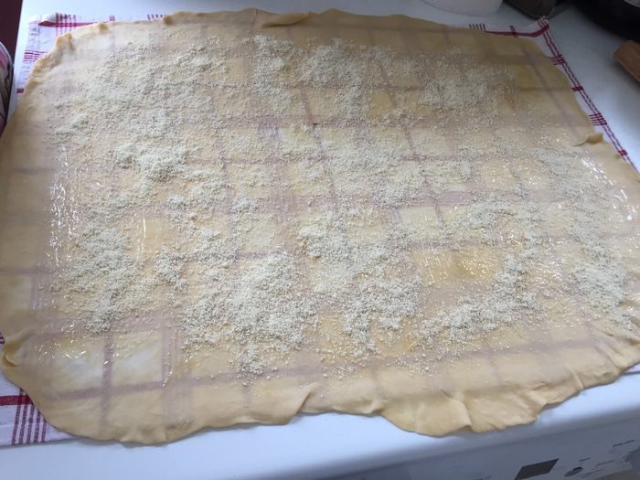 Яблочно-сливовый штрудель с ванильным соусом