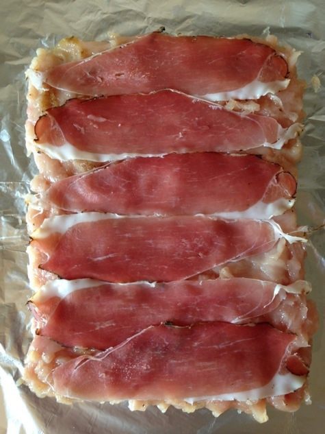 Куриный рулет с омлетом и охотничьими колбасками