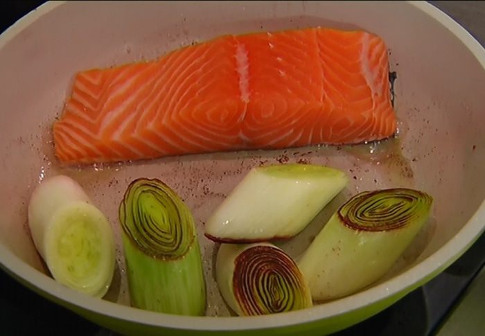 Семга с чечевицей, шпинатом и луком-пореем 