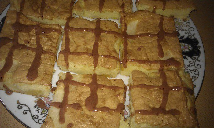 Пирог с яблоками и персиками