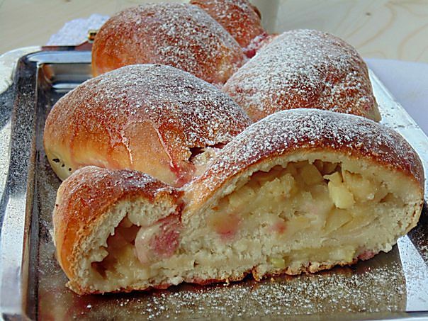 Плетенка с марципаном и яблоком