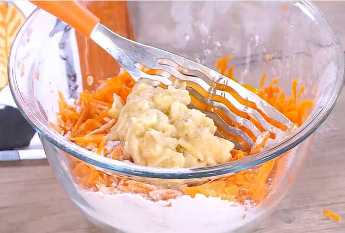 Медовый пирог с морковью, бананом и орехами 
