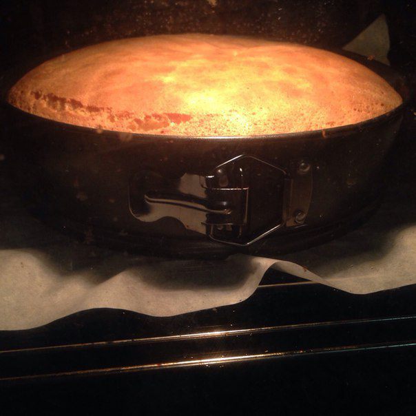 Торт из бисквита с клубничной пропиткой, клубникой и сливками