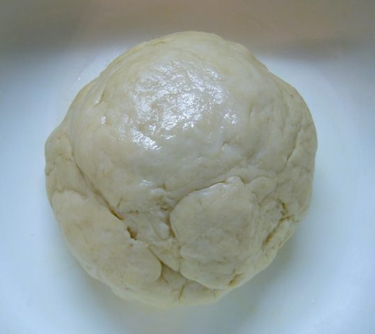 Пицца с томатным соусом и баклажанами