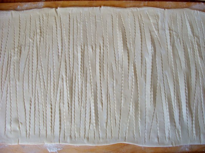 Острый лососевый рулет в тесте