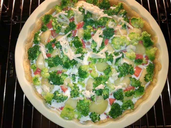 Киш с форелью, картофелем и брокколи