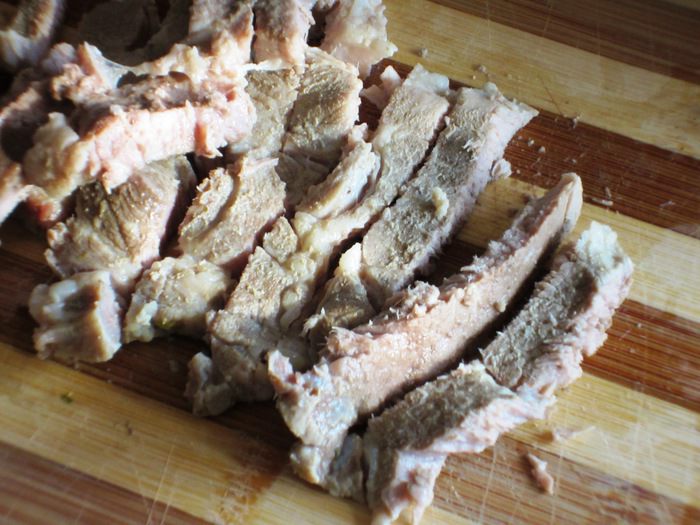 Мясной салат с омлетом