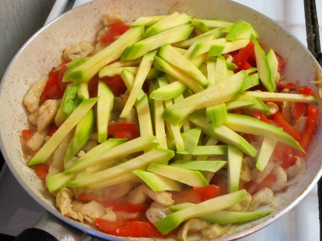Соба с курицей и цуккини