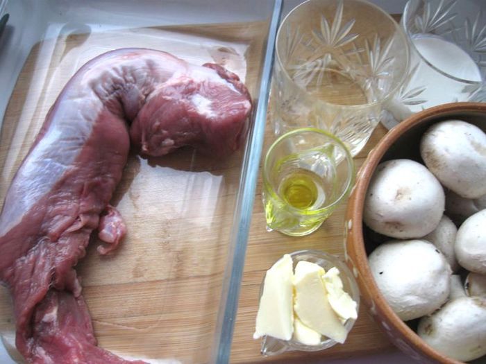 Сочная телячья вырезка по-французски с шампиньонами