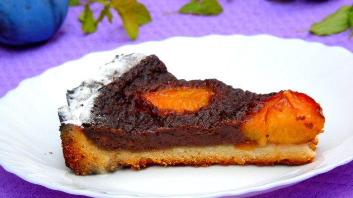 Тарт с шоколадным кремом и сливами