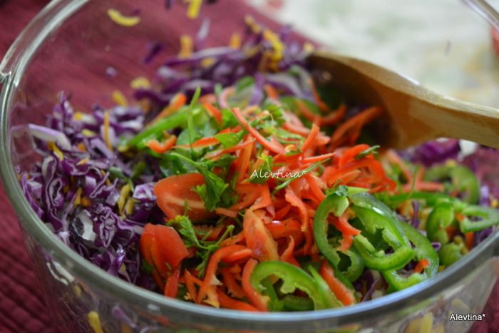 Салат с овощами и красной капустой