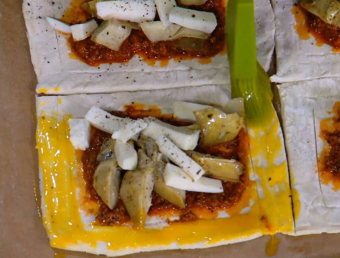 Тарталетки с козьим сыром, артишоками и соусом песто 