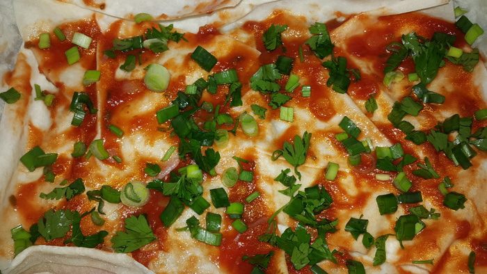 Лаваш, запеченный с оливковой пастой, томатным соусом, зеленью и кунжутом