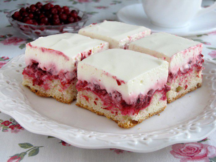 Пирог с брусникой и сметаной