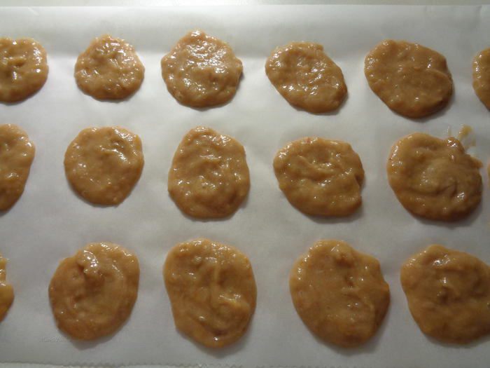 Сахарное печенье с курдом из ревеня, глазированное помадкой