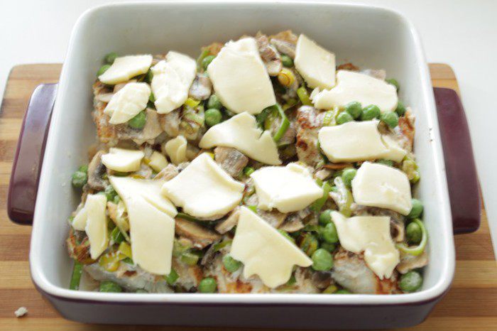 Запеченная треска с шампиньонами и горошком