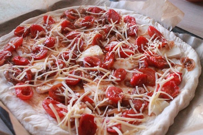 Фокачча с помидорами и анчоусами
