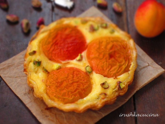Тарталетки с абрикосами, творожным кремом и фисташками