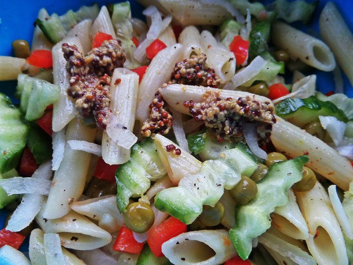 Салат из овощей с пастой и сырными шариками