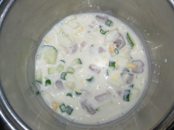 Окрошка на кефире с овощами, перепелиными яйцами и мясом