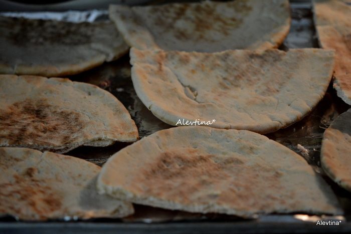 Лепешка с курицей и соусом из авокадо