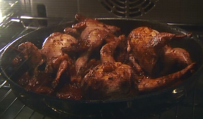 Перепелки, запеченные с вишней и курагой 