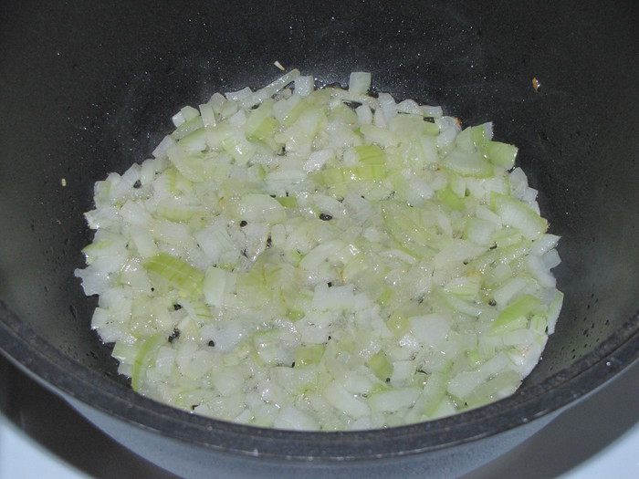 Фунчоза с морским коктейлем и зеленым горошком