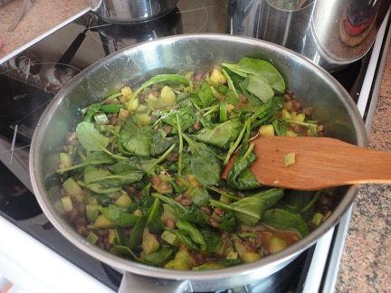 Чечевица в морковном соке с кабачками