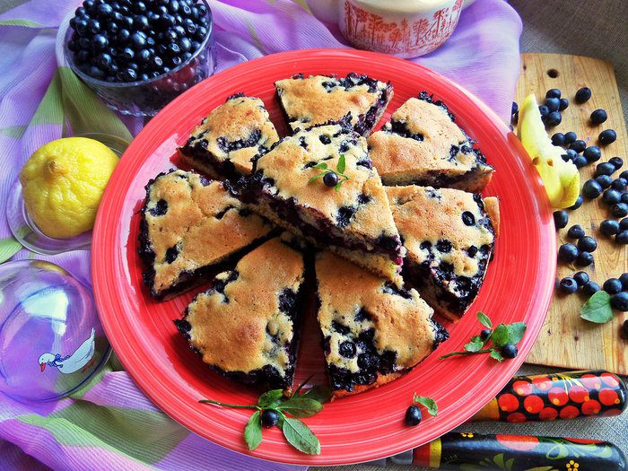 Пирог бисквитный с черникой